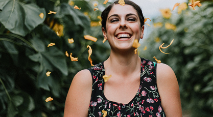 Chica sonriendo con flores amarillas