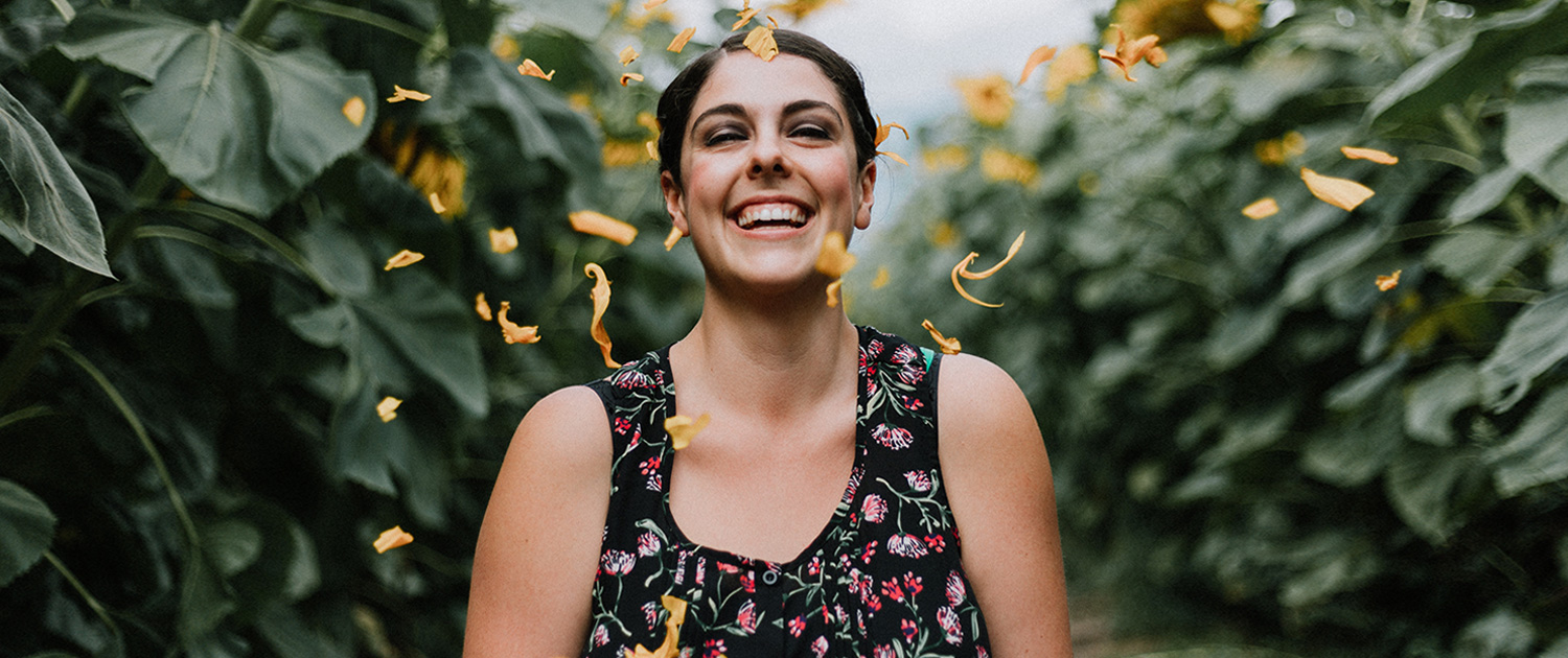 Chica sonriendo con flores amarillas